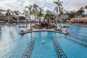 La piscine bord de plage
