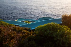 Un camping situé en bord de mer au Grau du Roi, offrant un accès direct à la plage et des vues panoramiques sur l'océan.