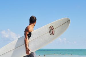 homme planche surf